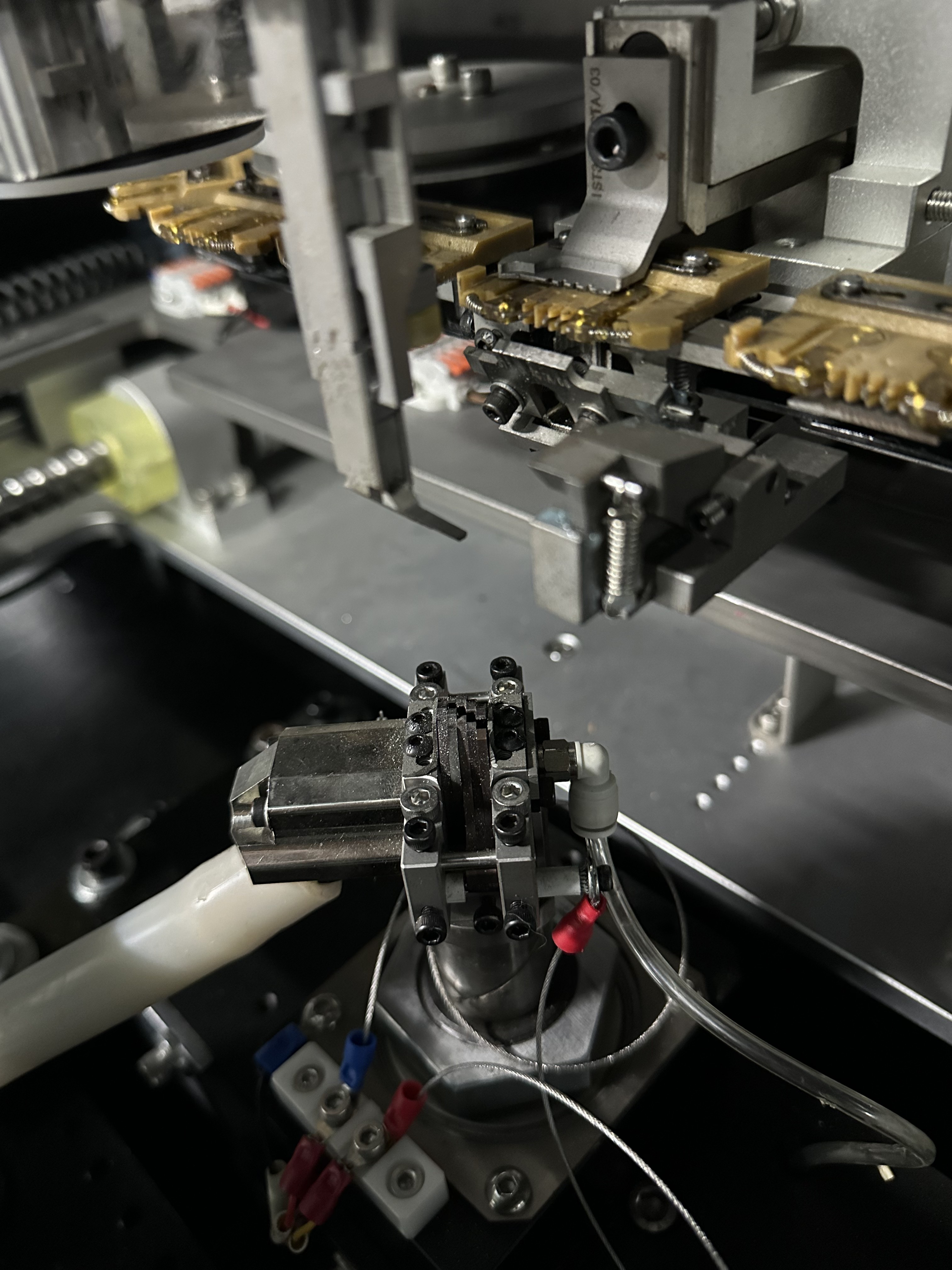 S4000 radial insertion machine close-up clinching mechanism